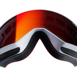 Närbild på Atomic Four Pro L HD ljusgrå skidglasögon med orange-röd lins och röd detalj