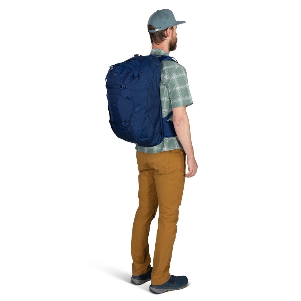 Osprey Farpoint 40 buren som kabinryggsäck i profil