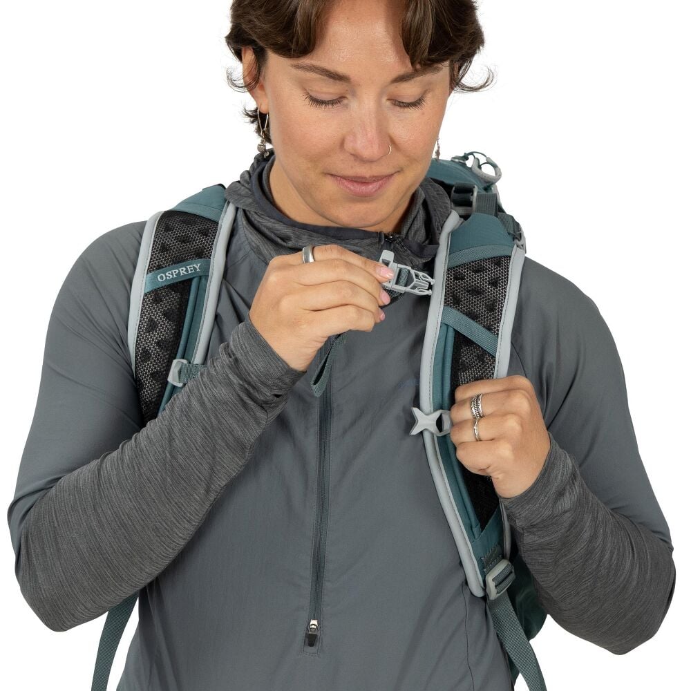 Närbild av justering av bröstspann på teal Osprey Hikelite 26